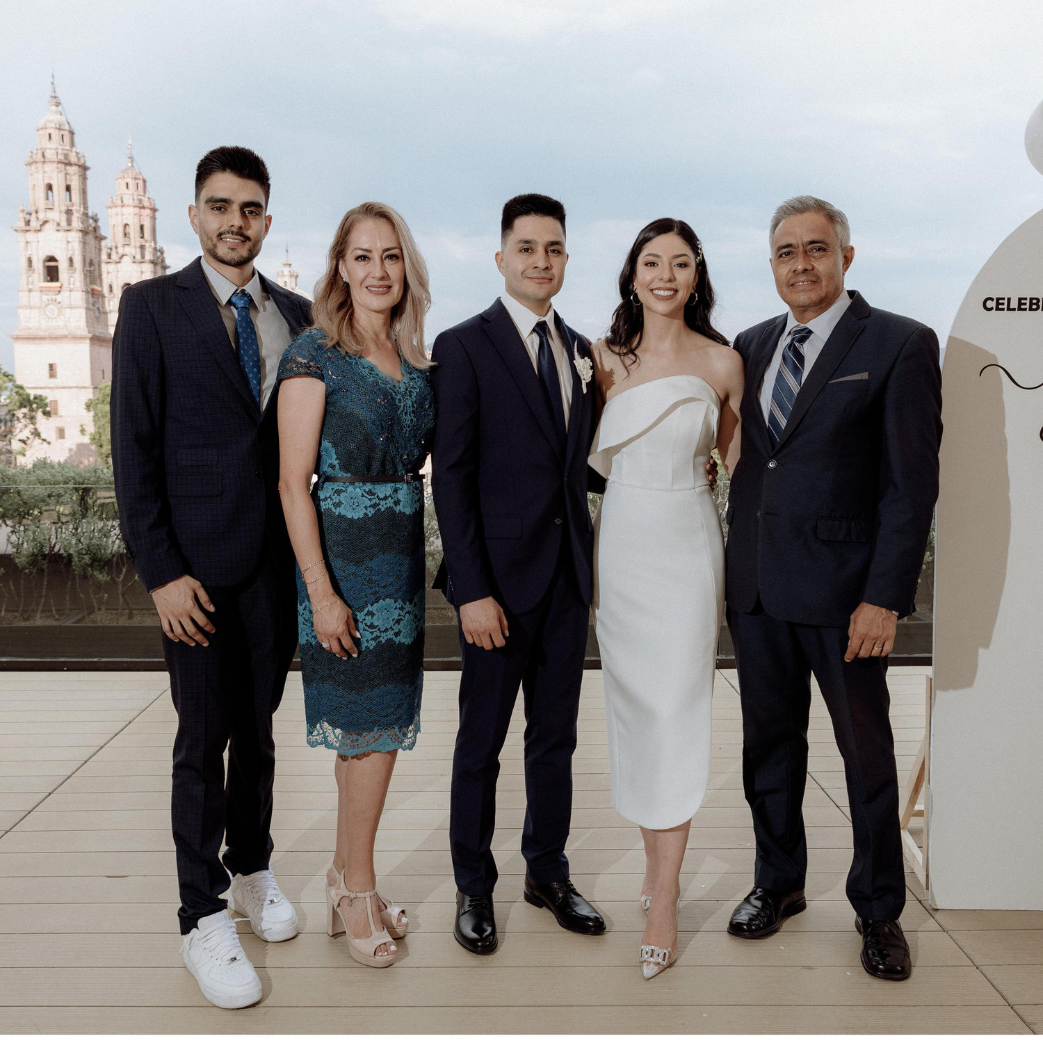 Cena de compromiso: Un amor que crece y una familia que lo celebra con nosotros.