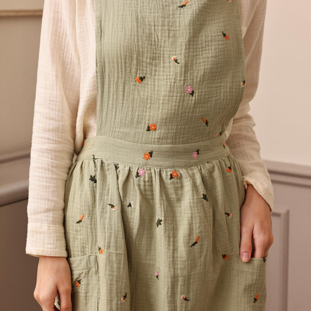 Muslin Apron for Women, Flower Embroidered Apron, Gardening Apron, Mother's gift, Pinafore Apron, Gift for her, Apron for cooking