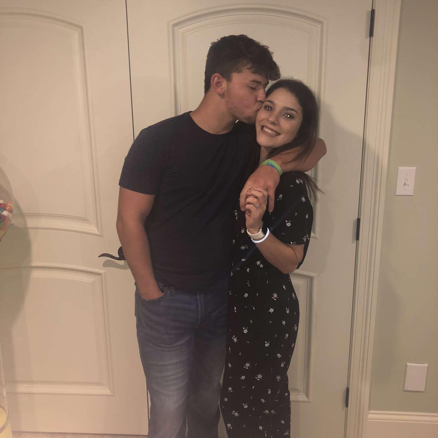 The official “surprise we’re back together” photo🤪