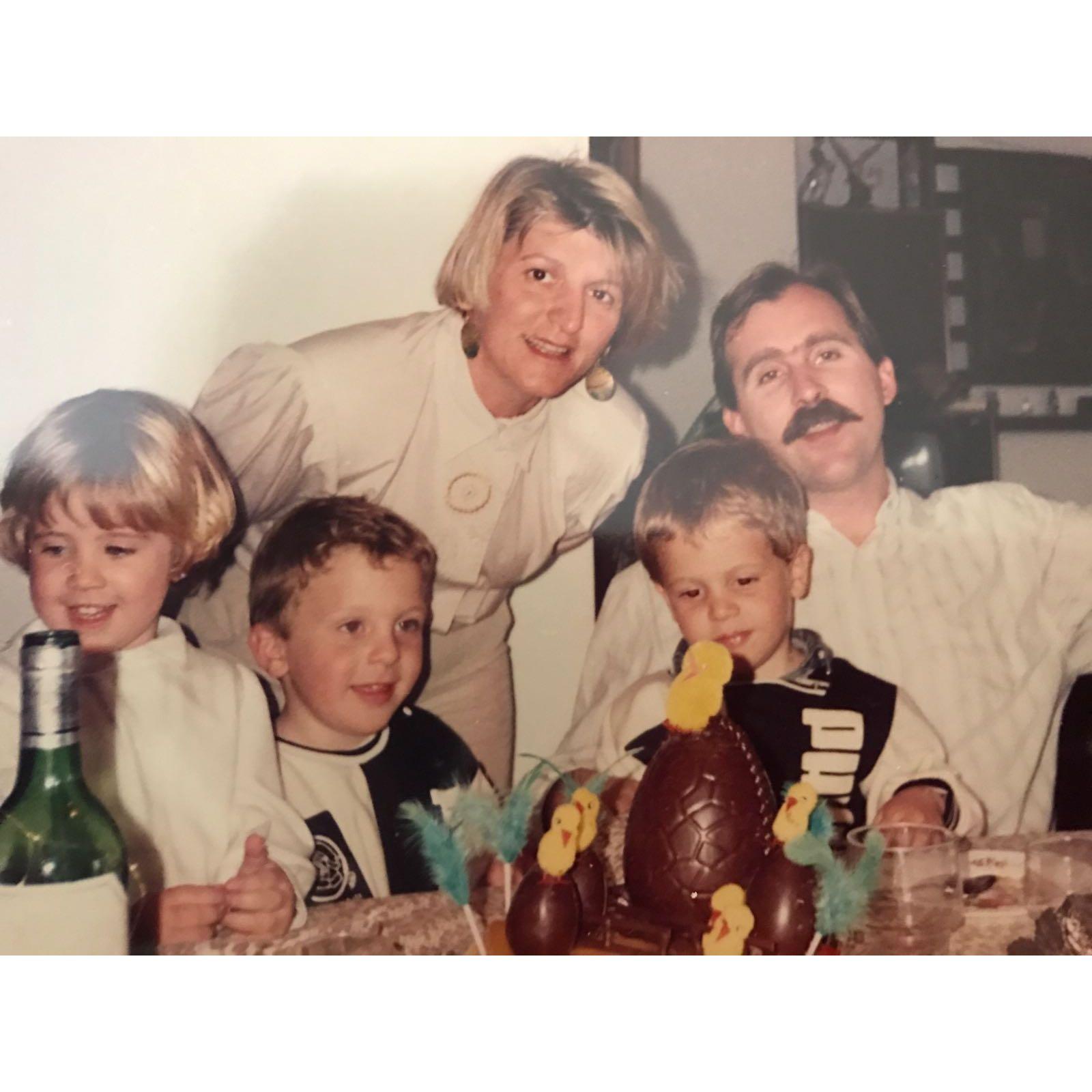 Gloria, madre del novio, el novio, su hermano Leandro y prima Eva de pequeños, ademas de su tio Toni.