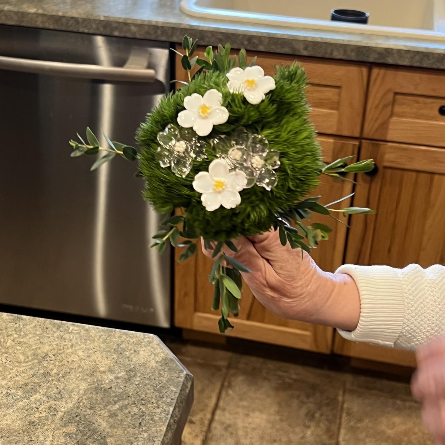 Playing around with ideas for the bridesmaids boutiques. Some glass flowers mixed with some real ones. Not too bad.