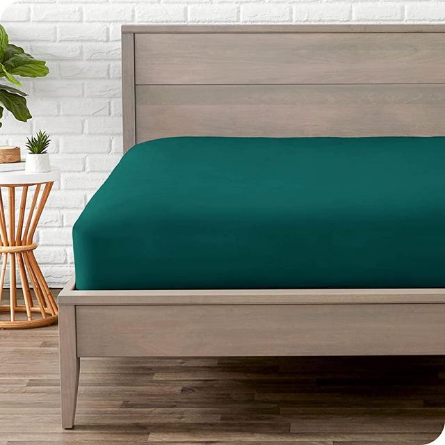 Fitted Bottom Sheet Queen Size - Premium 1800 Microfiber - Ultra-Soft Hotel Luxury - Deep Pocket - Durable and Long Lasting - Queen Fitted Sheet (Queen, Emerald)