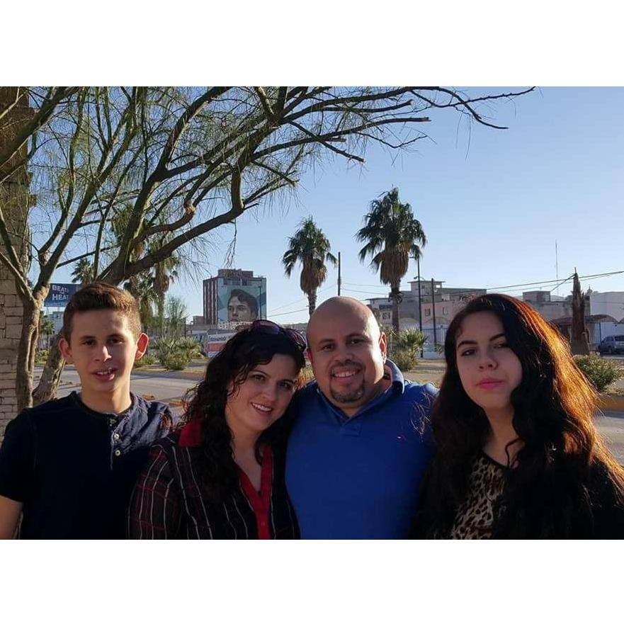 La familia casi completa. Solo nos faltó Cristian. En Ciudad Juárez Chihuahua en ocasión de la entrevista consular.