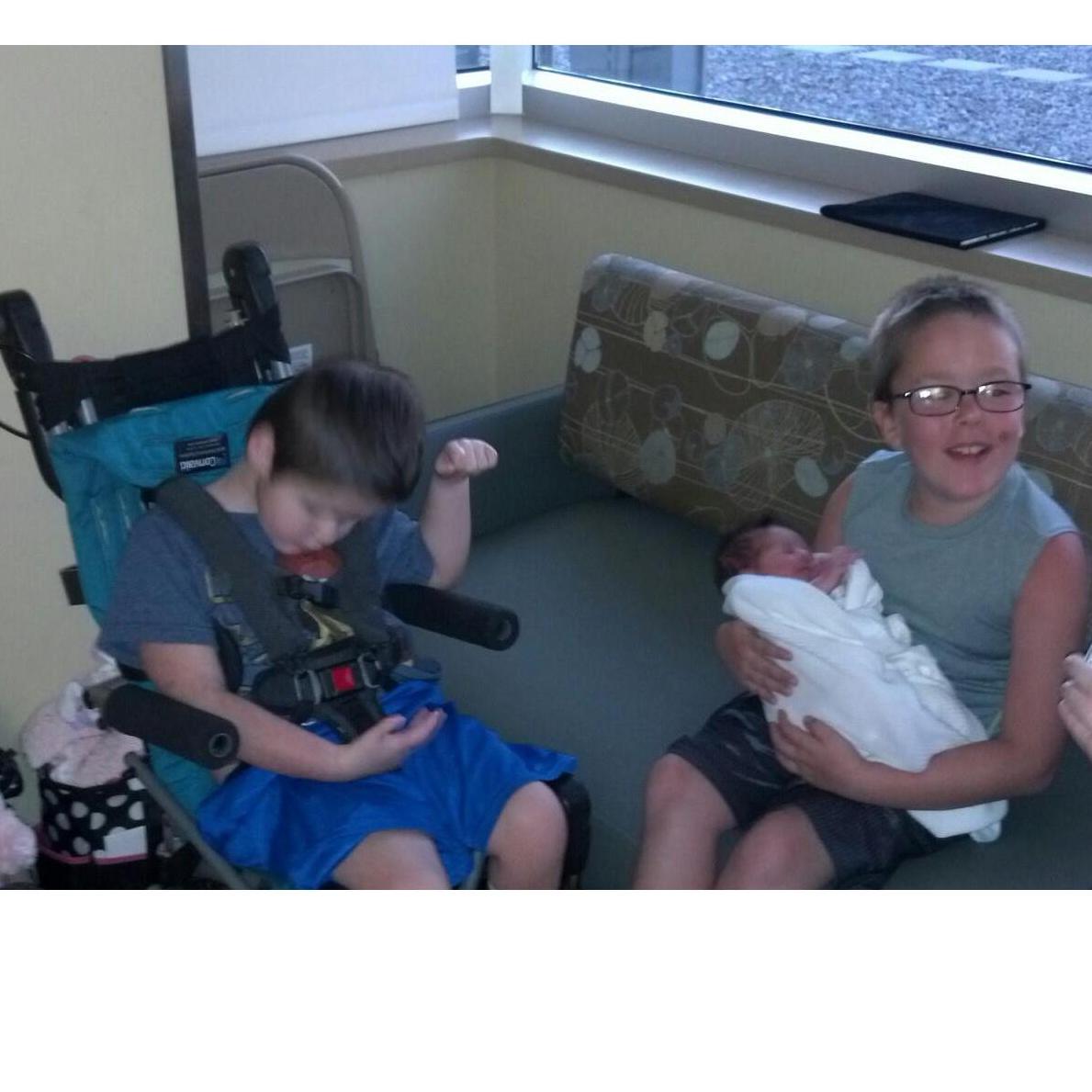 Dalton and Emmitt Meeting their sister Domino for the first time!