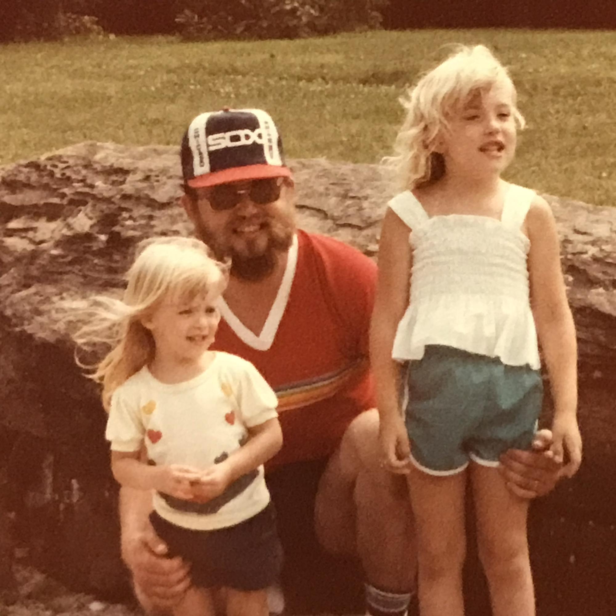 Sarah (L) with Sis Laura (R) with daddy waddy paddy 🥹 💖
