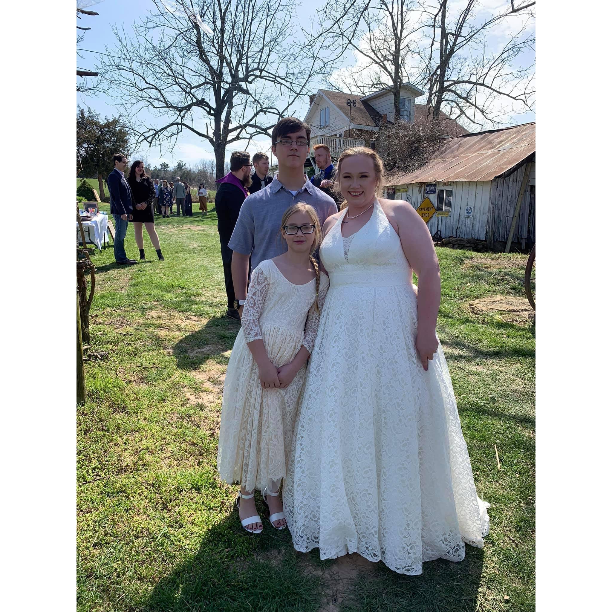 Tristan, Sydney, and Cemi

Brother and sister of the bride