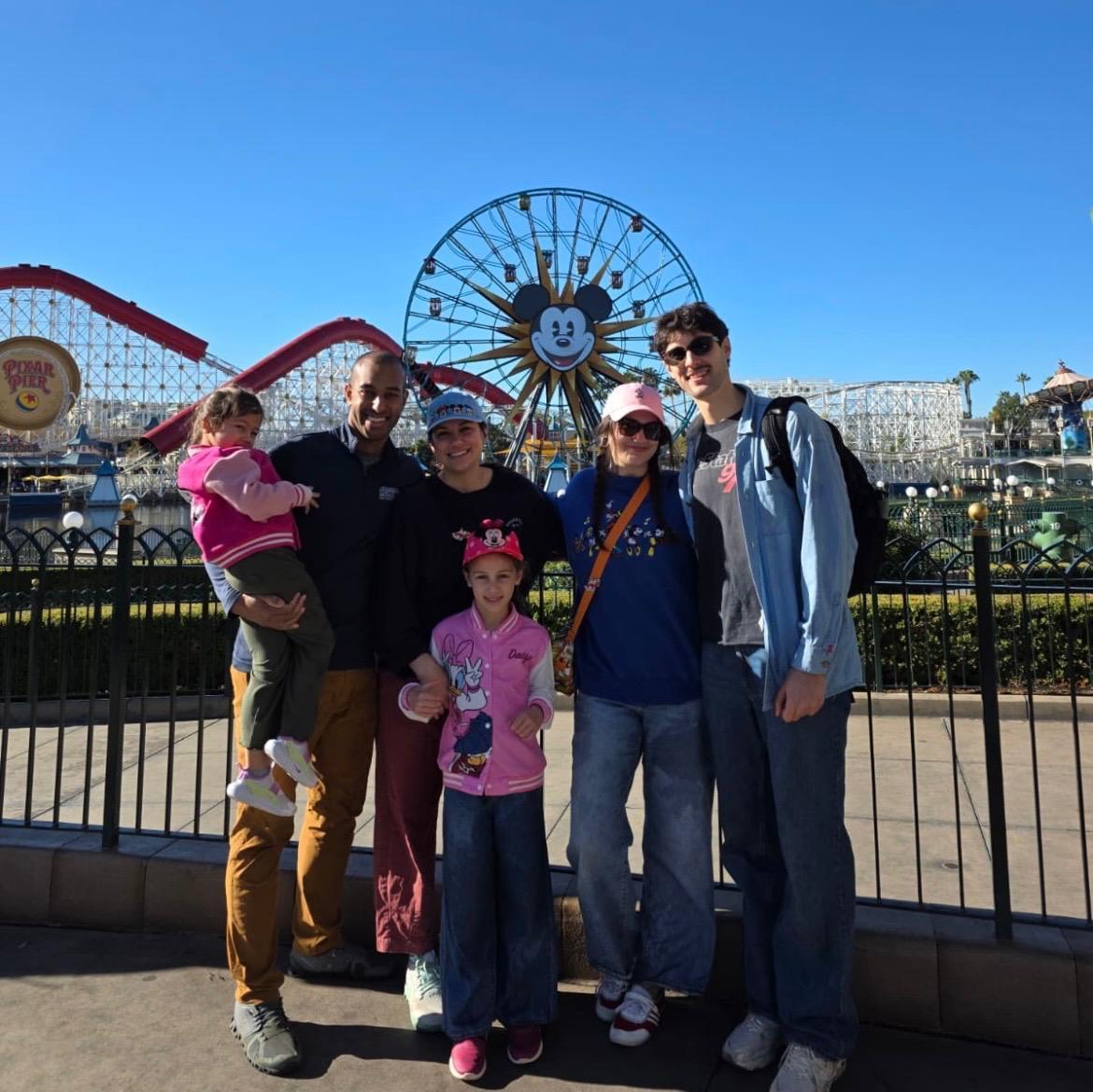 In December, we went with Tawnee's family for their first trip to Disneyland! | Em dezembro, acompanhamos a família da Tawnee em sua primeira viagem à Disneylândia!