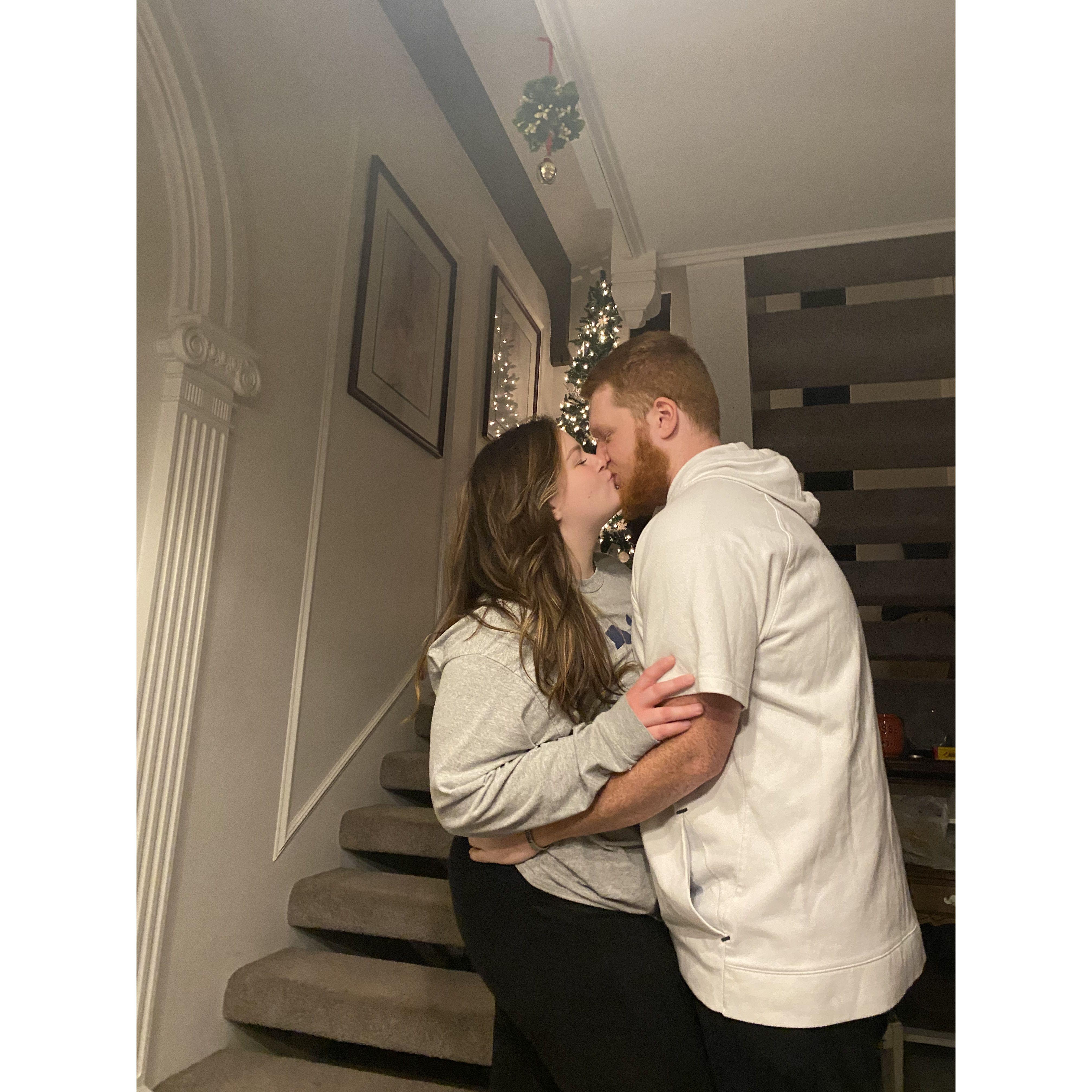 Mistle toe kisses🎄💋