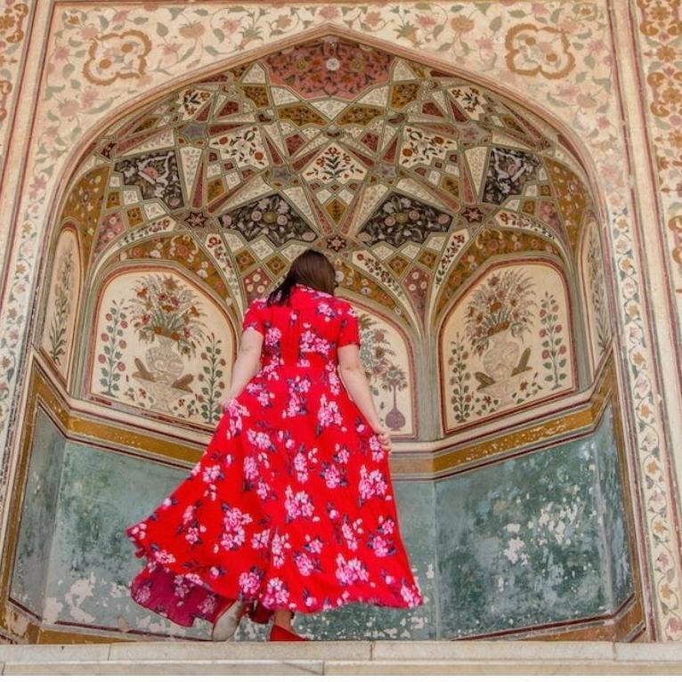 Flowy dresses and skirts: Pack dresses and skirts that are loose, and long enough to cover the leg to at least mid-calf. Dresses that cover the shoulders are best or cover up with a light scarf.
