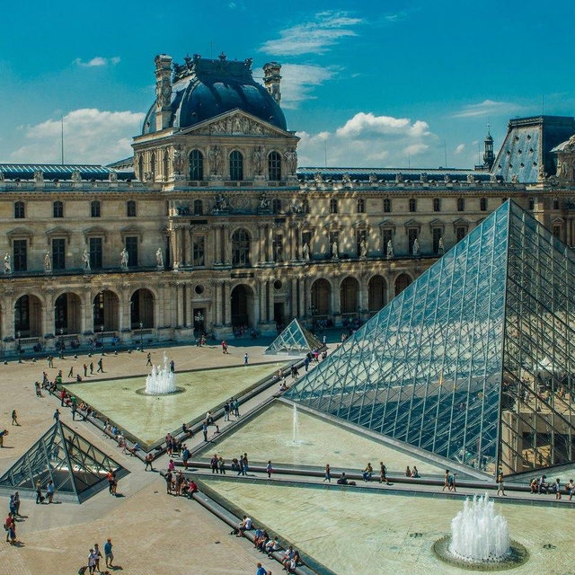2 tickets to the Louvre