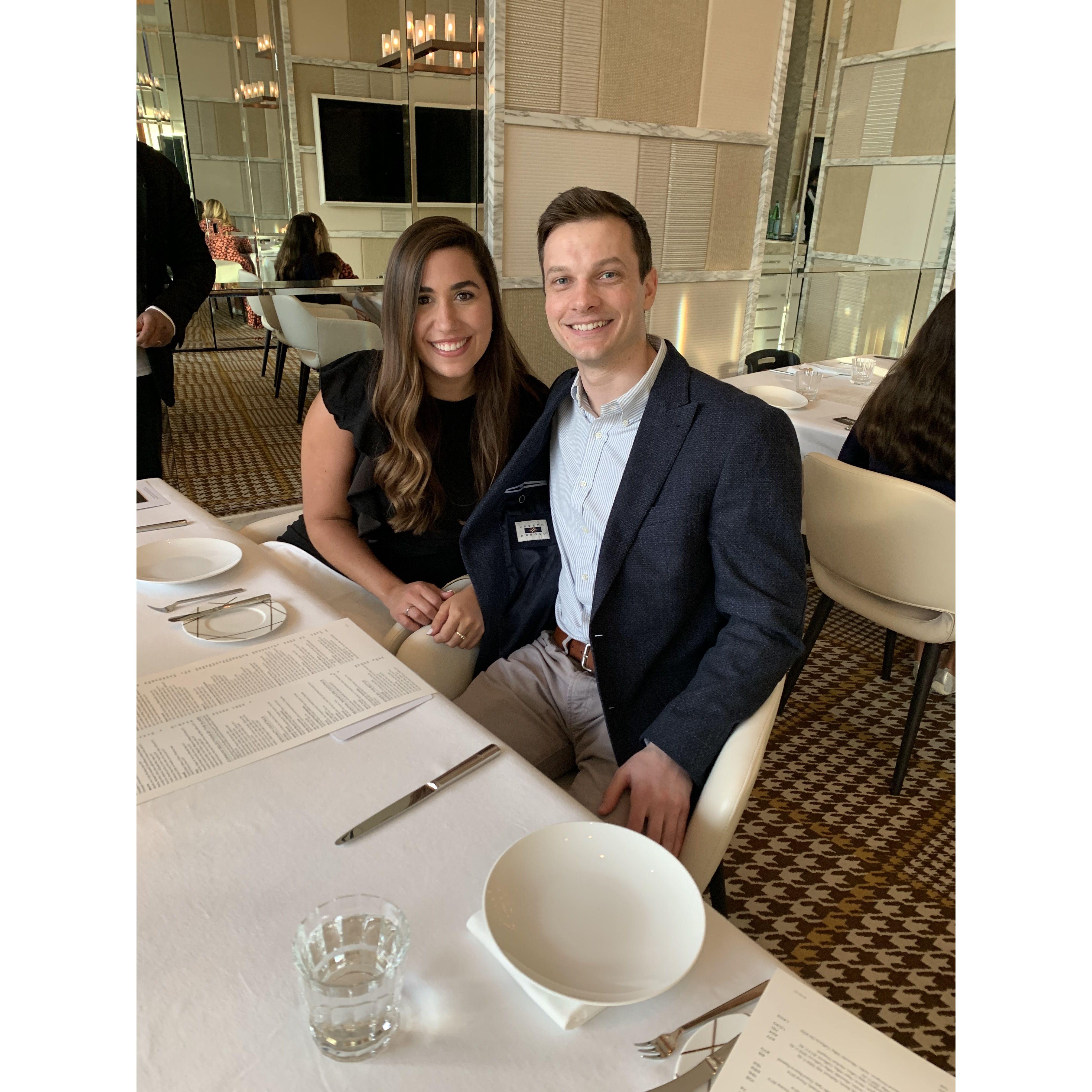 Abril de 2021 — Quando Tati conheceu a família de Greg no aniversário do pai dele e descobriu que ele adora o casino de Boston 🤣