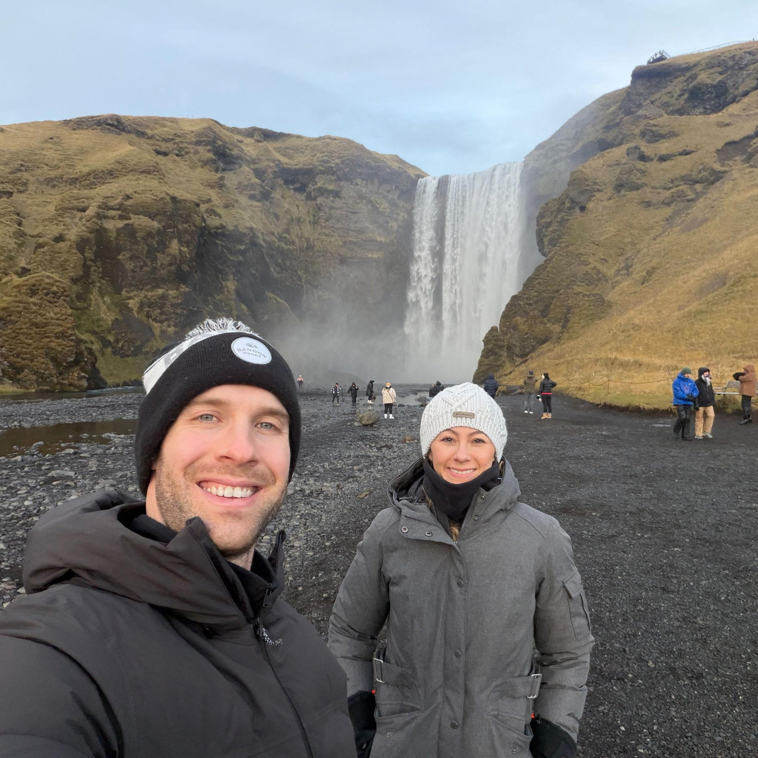 Standing in awe at Skógafoss Waterfall - where Iceland reminded us just how small we are in the best way.

Parados en total admiración frente a la cascada Skógafoss - donde Islandia nos recordó lo pequeñitos que somos, de la mejor manera.