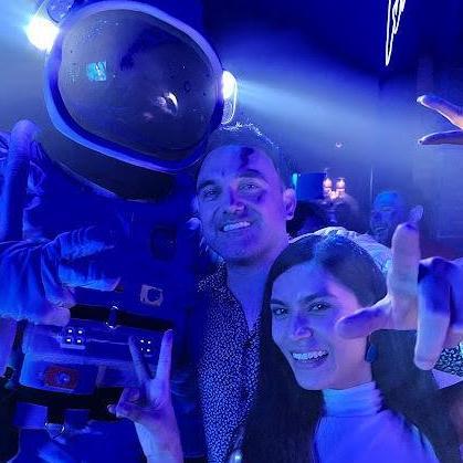 En el espacio... Una noche muy divertida.