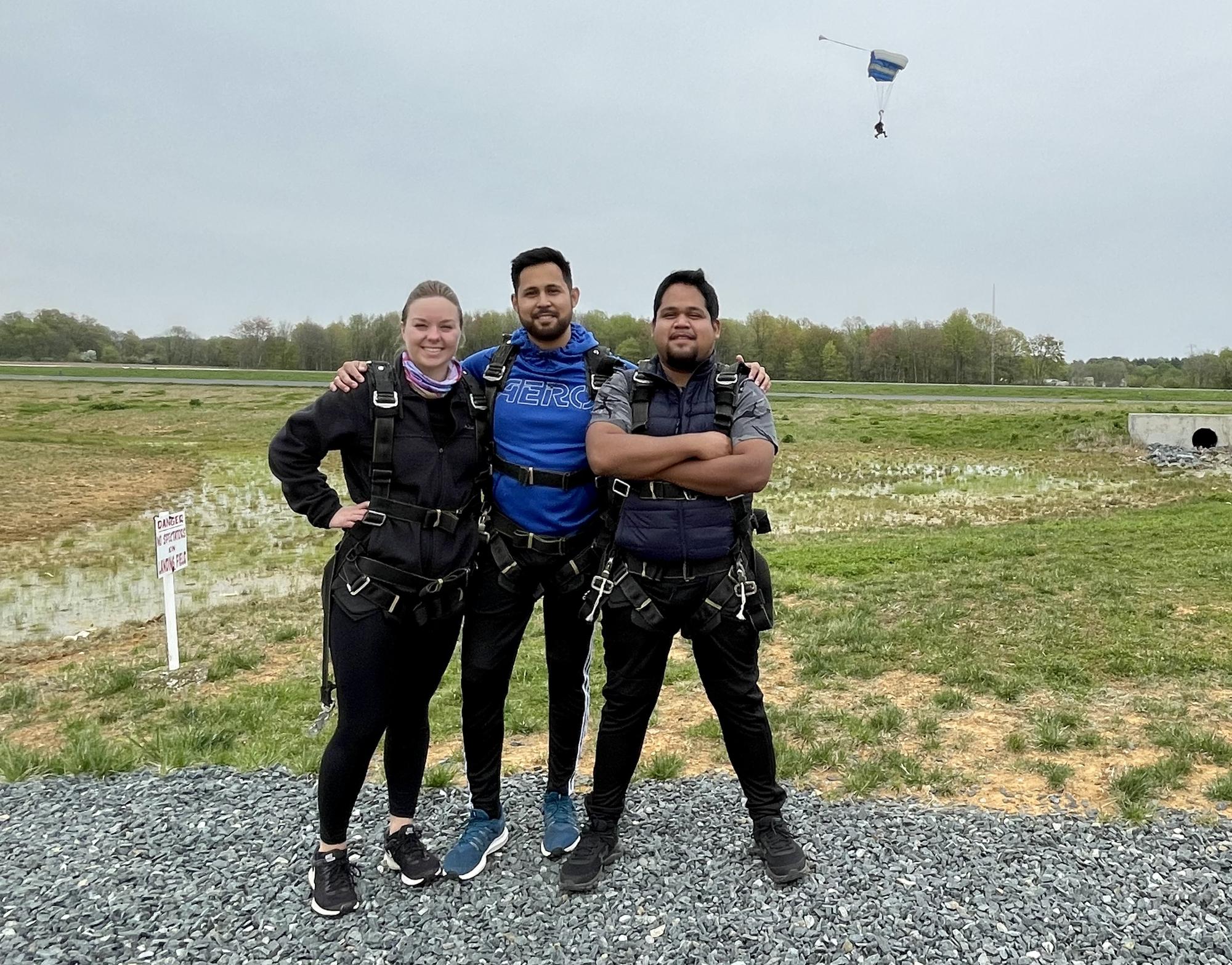 Skydiving! Featuring Best man, Angel De Los Santos

¡Paracaidismo! Con el padrino, Angel De Los Santos