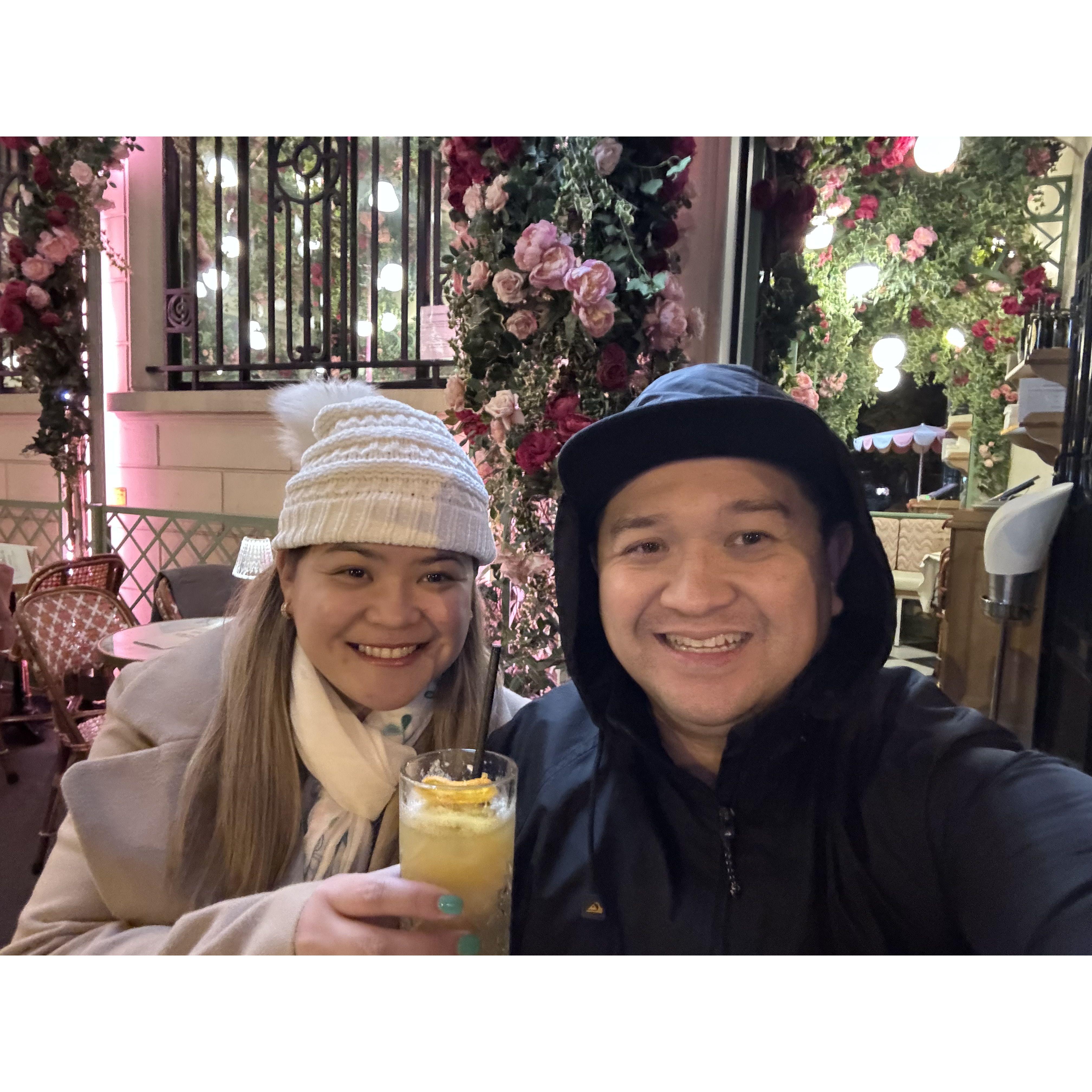 Sumptuous dinner overlooking the Eiffel Tower in Paris, France 🇫🇷