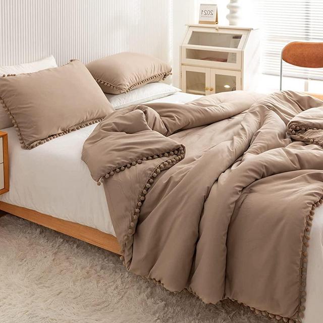 YIRDDEO Taupe Queen Ball Pom Fringe Design Comforter Set 3pcs, Boho Aesthetic Luxurious Full Bedding Set, Vintage Ultra Soft Microfiber Comforter Set (1 Comforter, 2 Pillowcases)