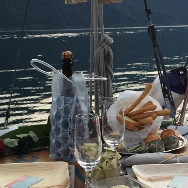 Lake Como: Romantic Sail & Sunset Experience