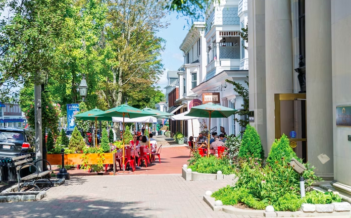 The Wedding Website of Kelly Janasek and Thomas Magnuson