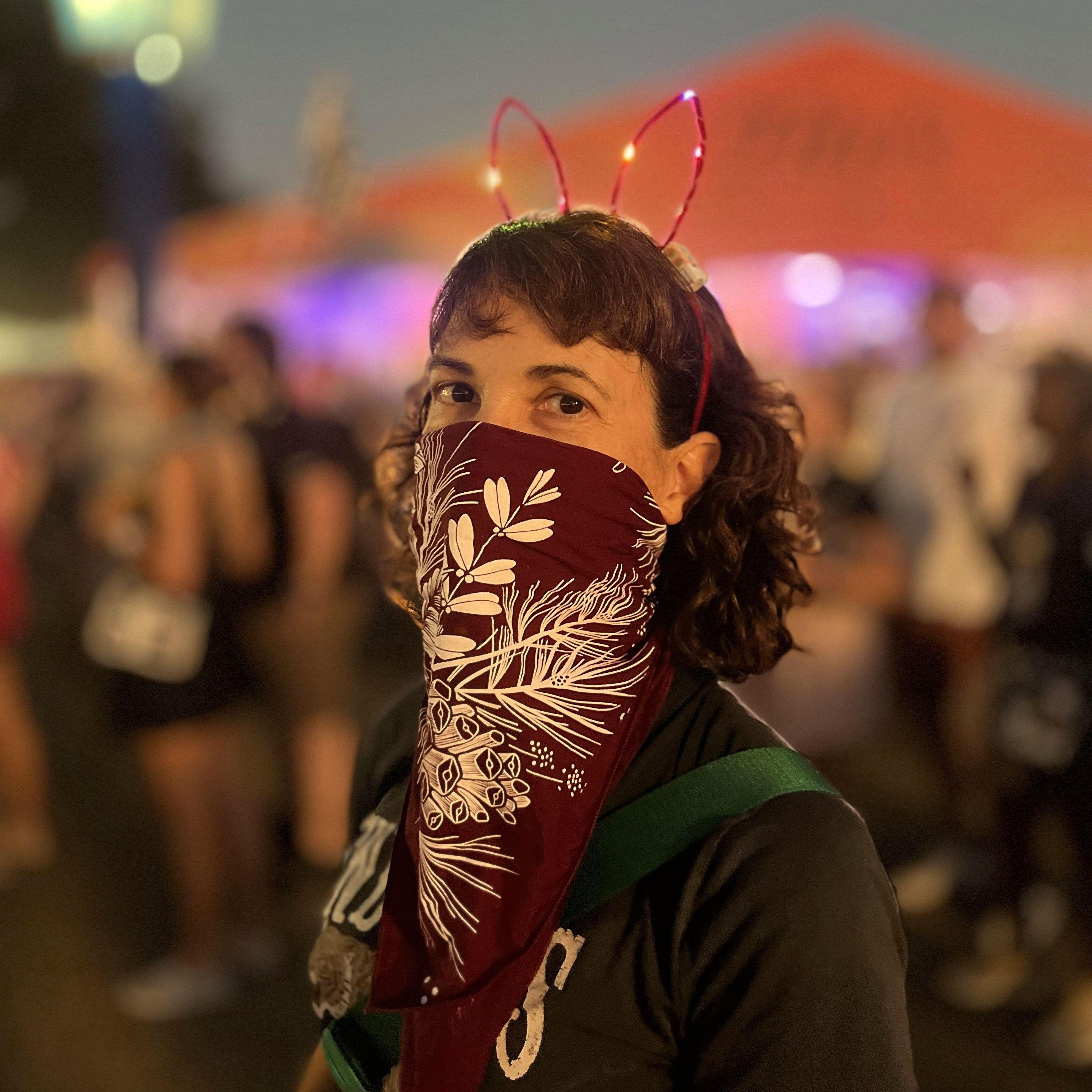 When the dust kicks up, Julie doubles down—with flair. Sunset, EDM, and flashing ears. Just your average romantic night at ACL. 🐰