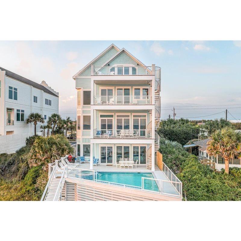 The back of the house where you will access the beach!