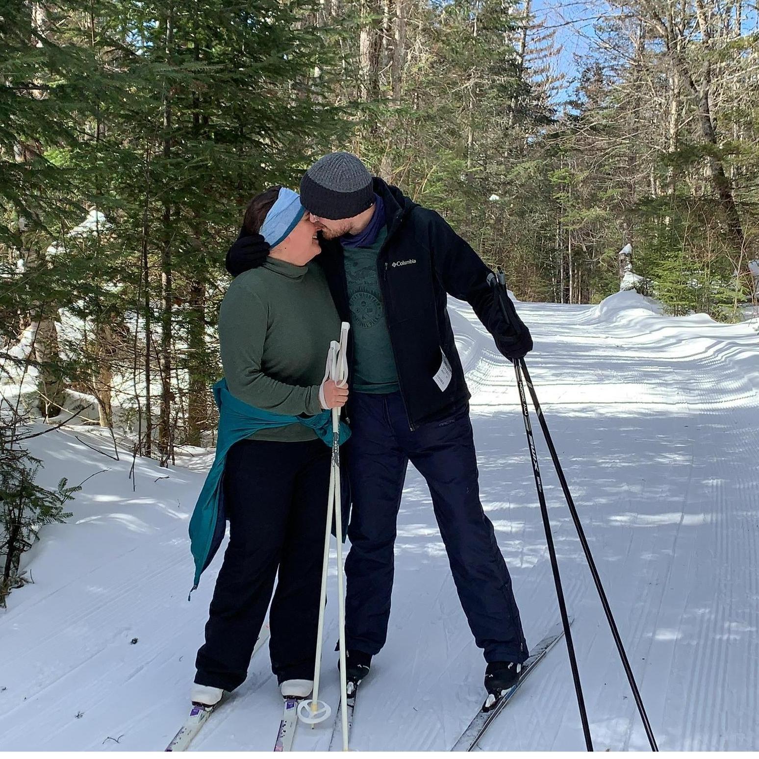 Rien proposed while we were cross-country skiing in New Hampshire, not far from our wedding venue!
***
Eva en ik zijn verloofd tijdens een langlauf trip in New Hampshire, dicht bij onze trouwlocatie!