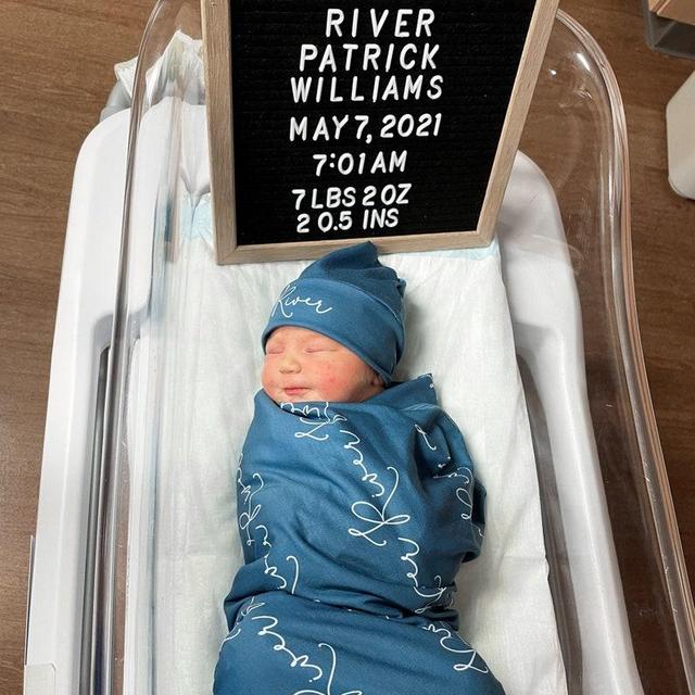 Personalized Swaddle Blanket Hat Set / Name Reveal / Coming Home / Newborn Beanie Knotted Hat / Baby Shower Gift / Custom Print Name