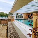 Eddie's Beach Club (On-site)