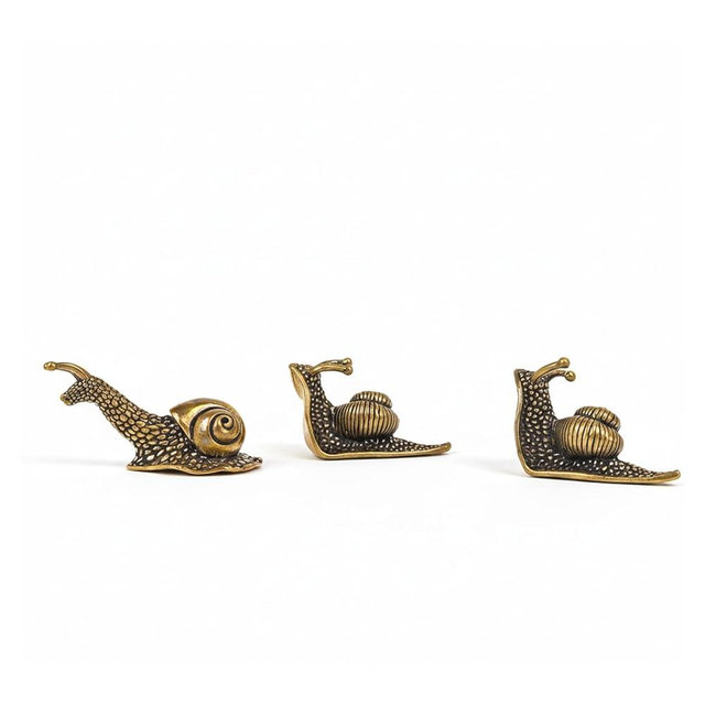 Gixemeva Set of 3 Tiny Solid Brass Snail Figurines – Cute Vintage Cottagecore Décor, Retro Antique-Style Miniature Figurine Collection for Terrarium, Desk, Bookshelf & Plant Pots