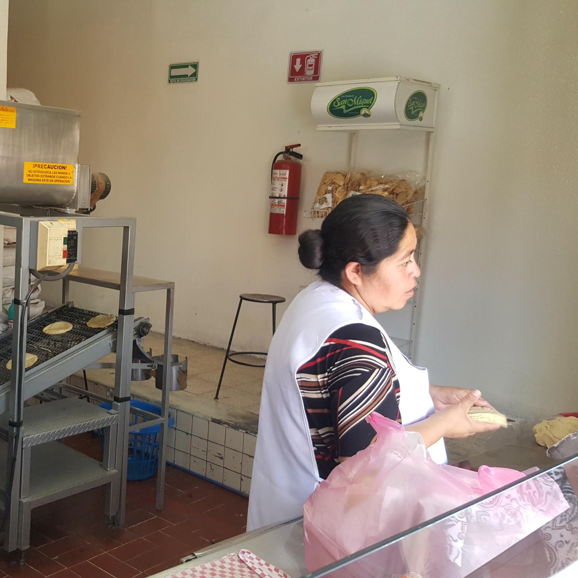 Tortillas hechas a mano. Las olerás desde unas cuadras antes. Justo al frente del mercado. Recomendación del novio.