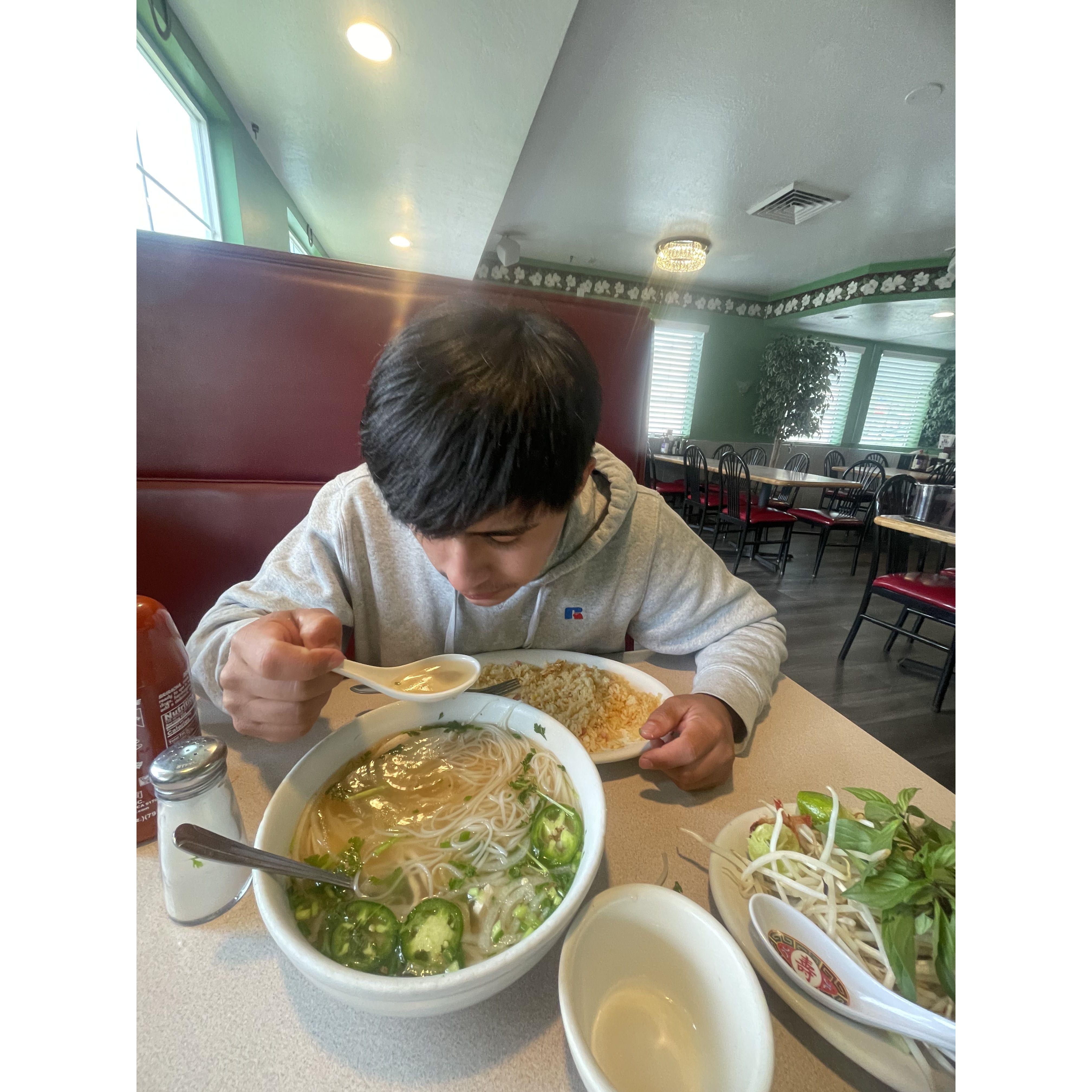 Another big back moment of us eating new foods | Otra foto de nosotros probando nuevas comidas