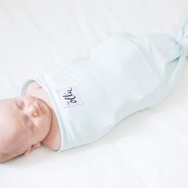 The Ollie Swaddle (Sky) - Helps to Reduce The Moro (Startle) Reflex - Made from a Custom Designed Moisture-Wicking Material-No overheating-Size Adjustable for All Months of Babies