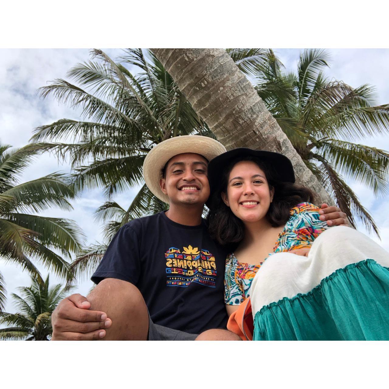 En la playa juntos por primera vez, viaje familiar!