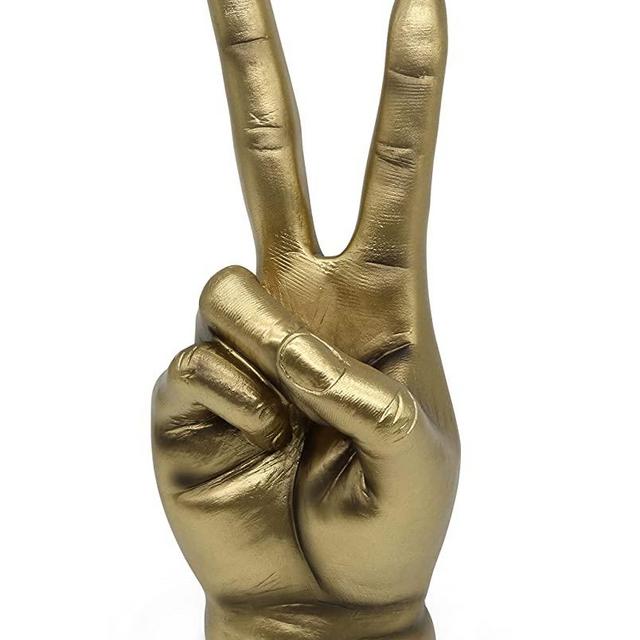 Vaudagio Golden Peace Sign Decor - Modern Victory Hand Sculpture in Gold – Peace Hand Statue Made of Resin for Office Desk & Living Room - Finger Figurine as Peace Symbol Gesture Decorations for Home