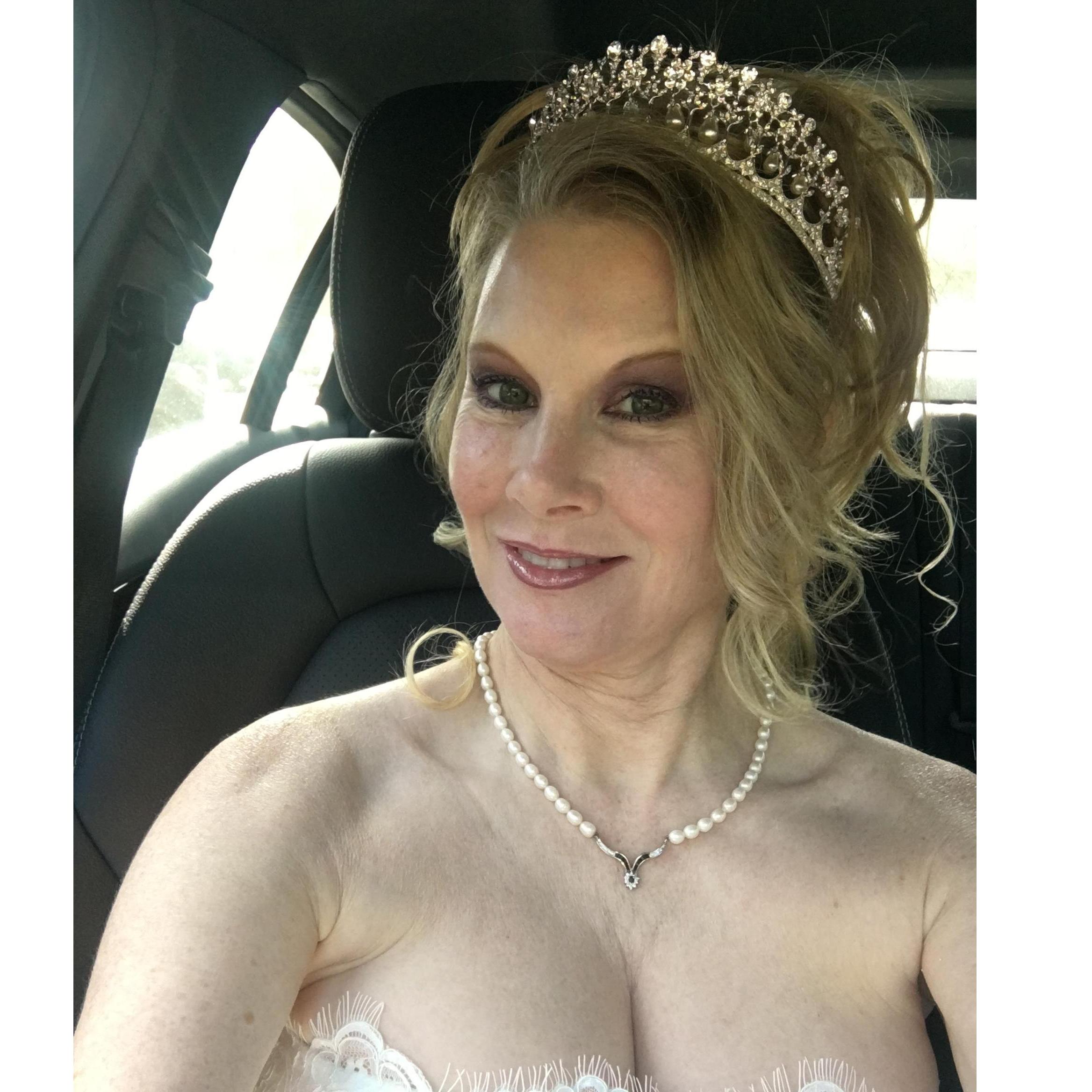 Doesn't she look nice and cool? She should-she's sitting in the air-conditioned car, while Donnie, Jamie, Sharon and Renee die in the San Antonio heat!