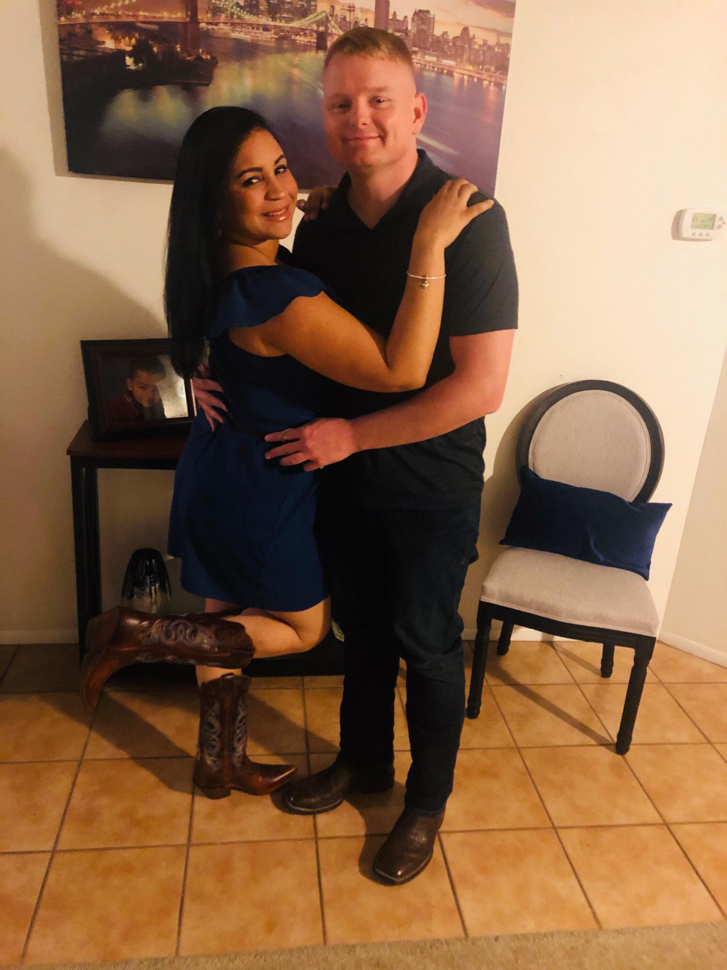 He made me wear cowgirl boots for the first time!
Me hizo usar Botas de Vaquera por primera vez!
