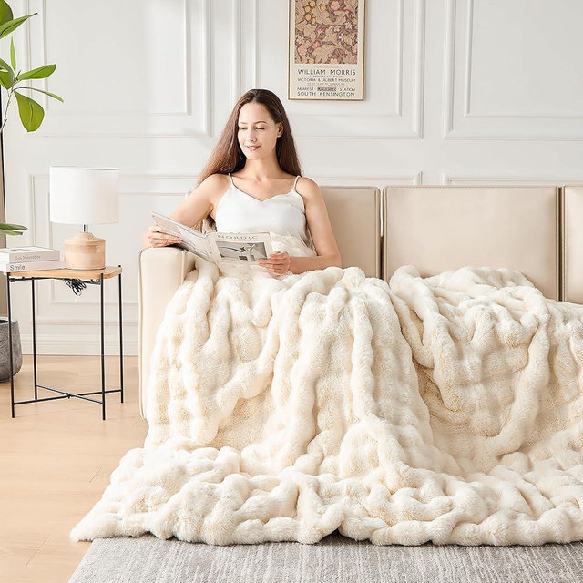 NORD ECO Fluffy Faux Fur Throw Blanket for Couch Sofa Bed, Cozy Soft Plush Faux Rabbit Fur Throw, Thick Warm Fuzzy Home Living Room Decorative Blanket, Gifts for Women & Men, Cream White