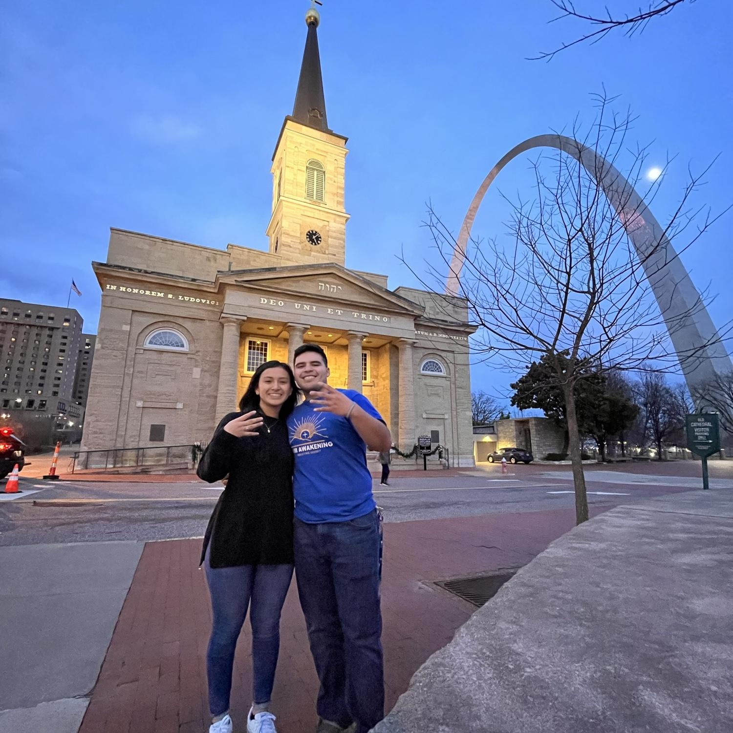 St Louis, MO Arch. Liz still doesn't know what the 4 fingers up means.