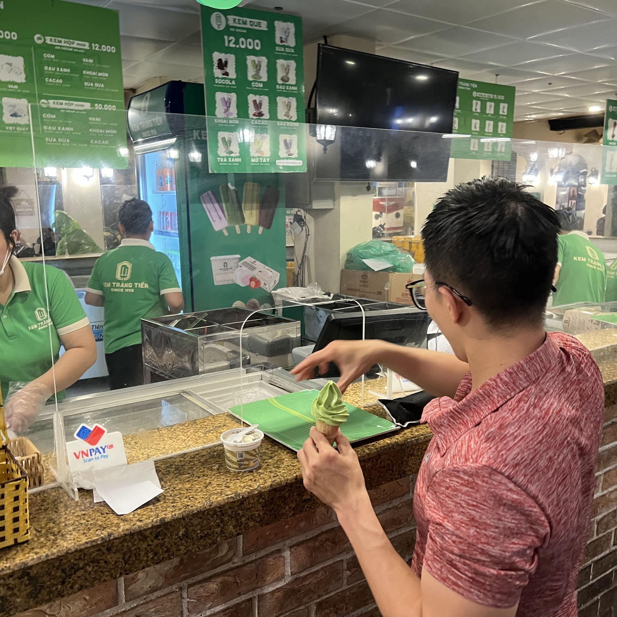 (4) For Tho’s last day in Hanoi, they met at a popular ice cream spot (Tràng Tiền) and walked around Lake Hoàn Kiếm.