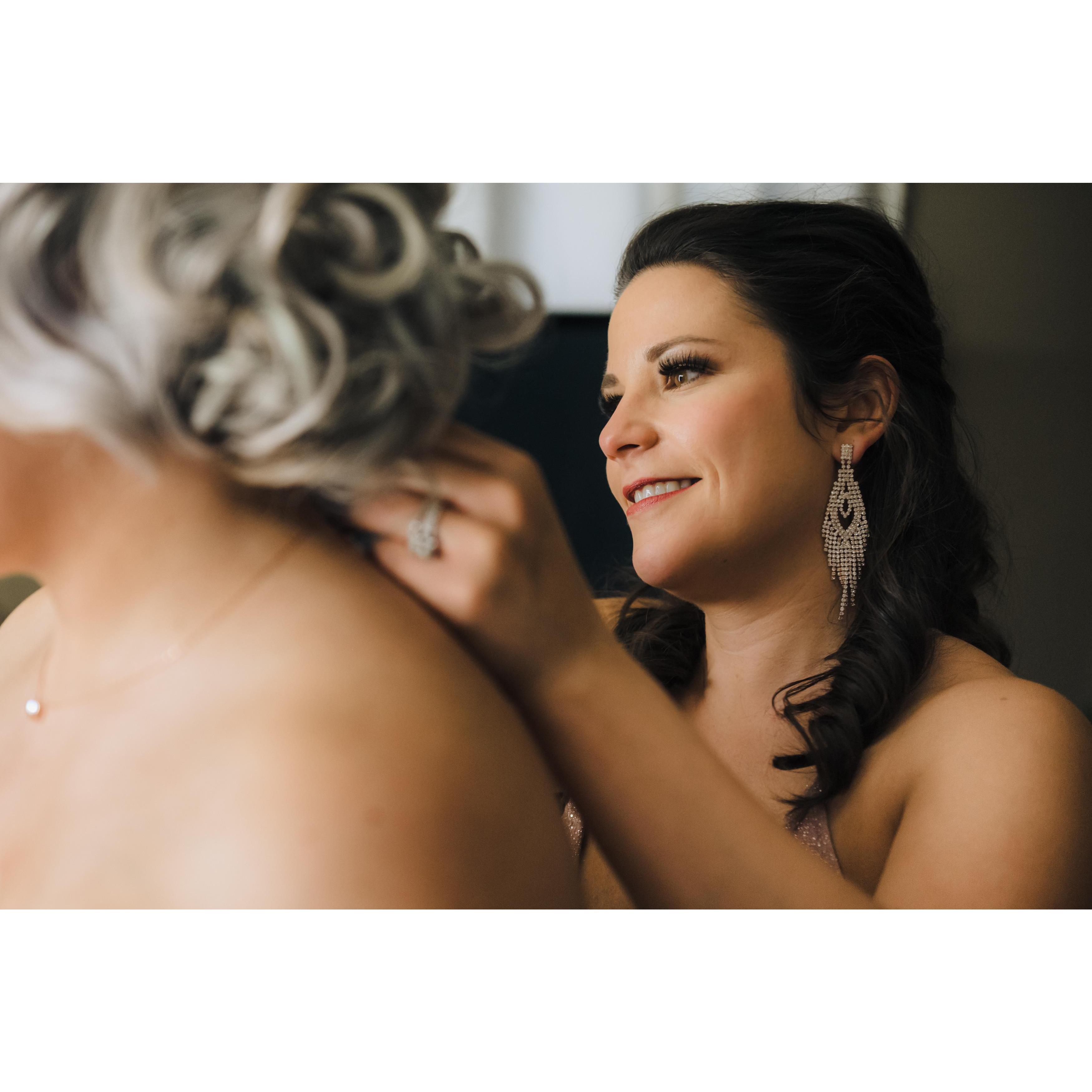 Lyndsay helping Marisa put on her wedding jewelry - 12.12.2020