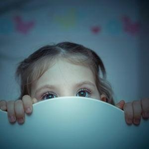 Ajude no curso “como colocar uma criança pra dormir antes das 21h”