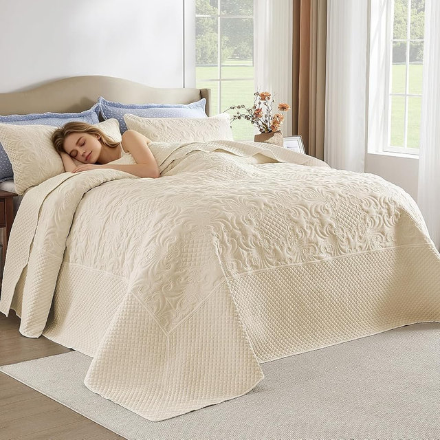 Qucover 128x120 Oversized King Quilt Beige, California King Bedspread Comforter Set, Lightweight Quilted Coverlet with Vintage Floral Pattern, Ultra Soft Cloud-Like Quilt Set Bedding for All Season