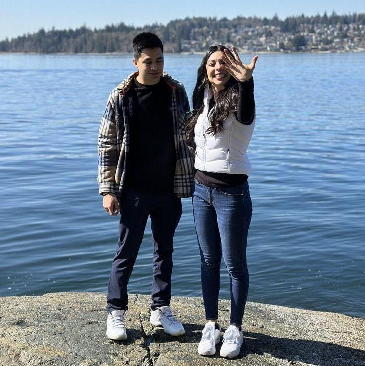 💍 Port Moody – Donde la historia cambió ✨
El momento en que nuestros corazones casi explotan de felicidad. Lágrimas, risas y el “sí” más hermoso de nuestras vidas.