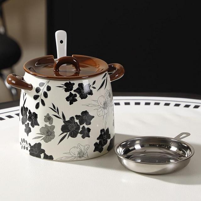 Dneuoir Ceramic Bacon Grease Container with Strainer, Spoon, 42.3oz Farmhouse Floral Large Fat Container Oil Keeper Can for Bacon, Kitchen Decor, Dishwasher Safe (Brown)