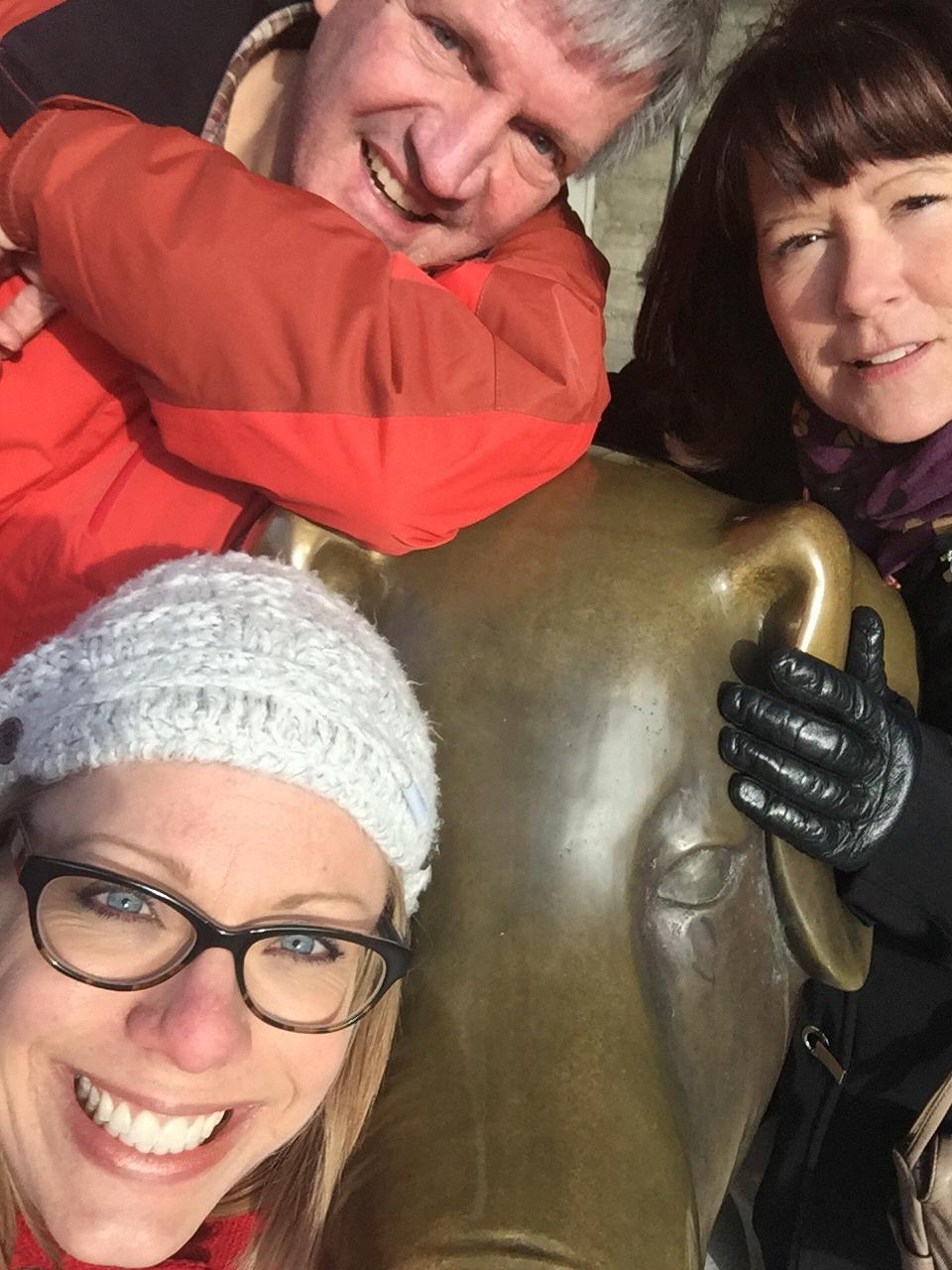 Briony with her dad (Ray) and step-mom (Genie) at one of the Pike Place Market pigs