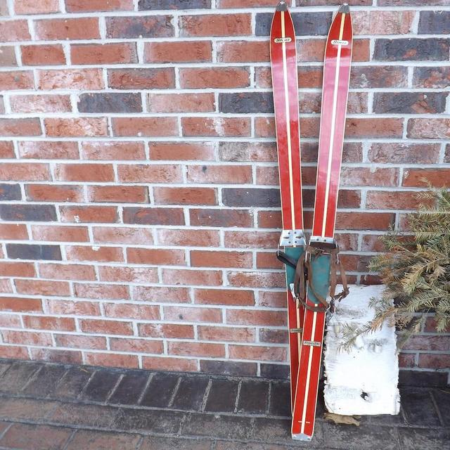 Pair Straco skis, downhill, winter, decor decoration, display, camp, cabin, lodge, sports, ski, snowshoe, wall hanging, red, retro, small