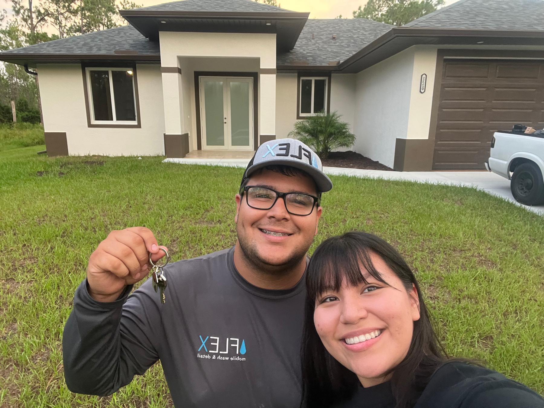 We bought OUR CASA!

Compramos NUESTRA CASA!