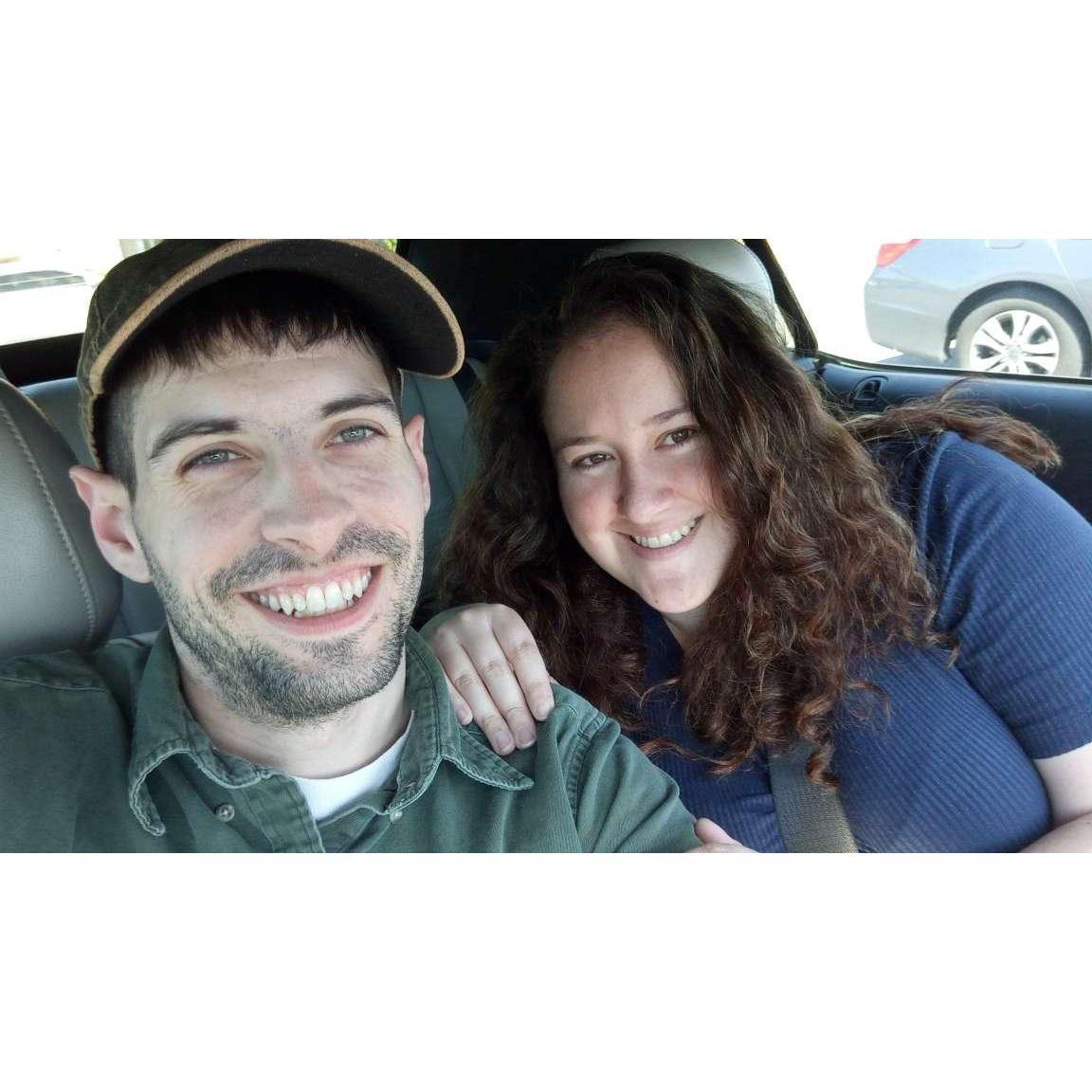 Nearly a month together, buckling up for an amazing ride - Nuestro primer mes juntos empezando un viaje maravilloso