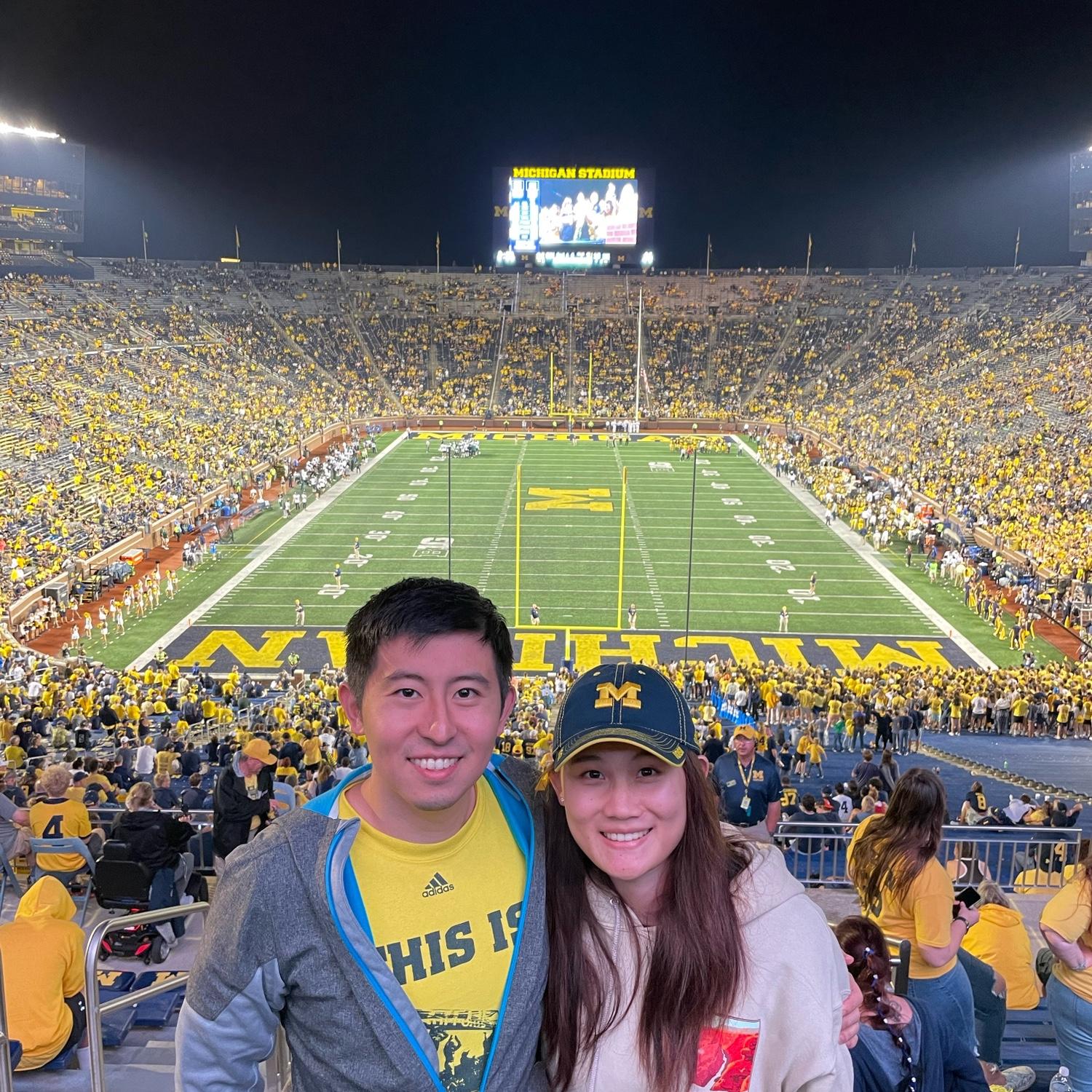 Our first Michigan football game together in September 2022! 2022 年 9 月, 我们一起观看的第一场密歇根大学橄榄球比赛!密歇根大学是布莱恩的母校。
