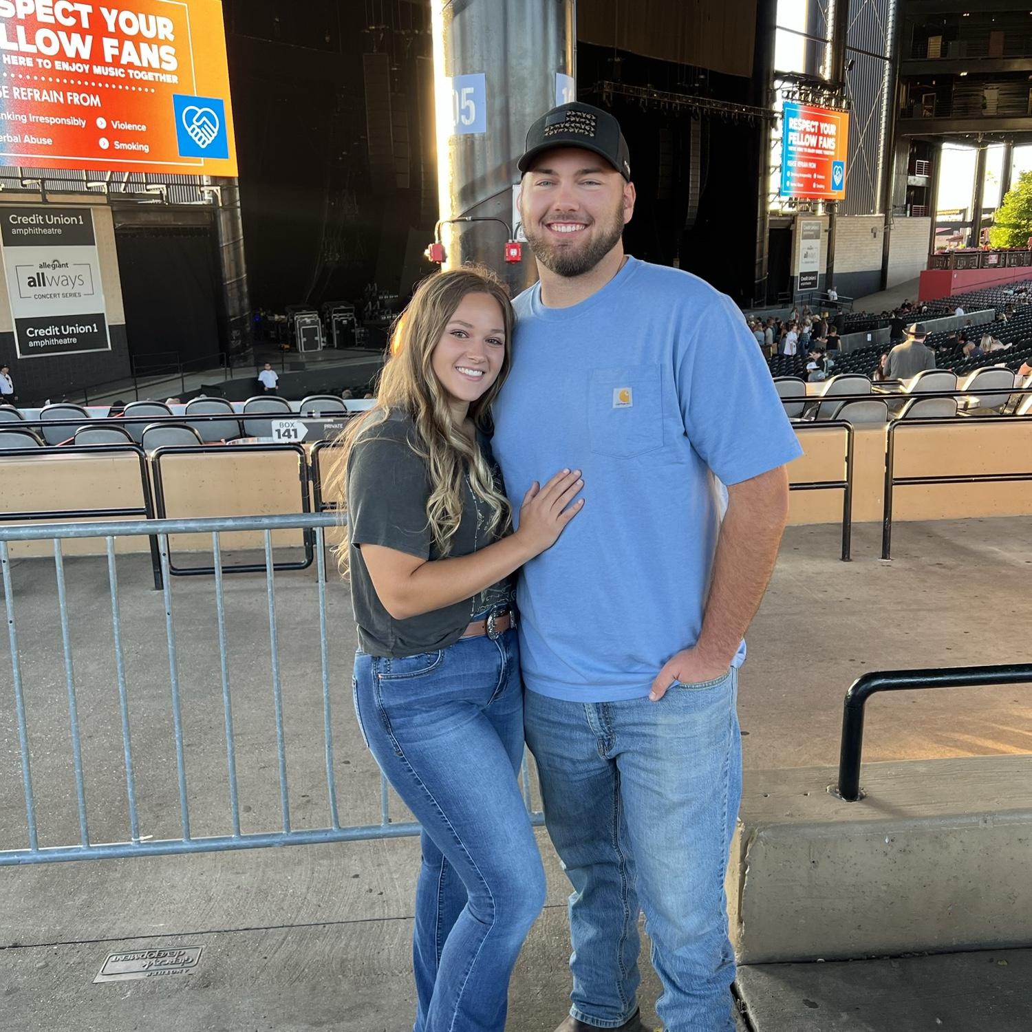 Country concerts are always such a fun date night!