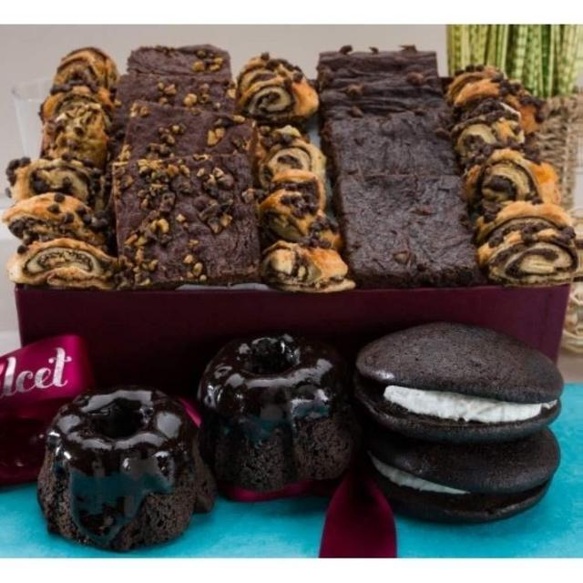 Dulcet Gift Baskets Chocolate Lovers Brownie Ganache Bakery Collection Featuring Fudge Brownies Chocolate Whoopie Pie and More Ideal for Parties, Holidays, Sympathy, Get Well, to Give for Men & Women or Family & Office Gatherings